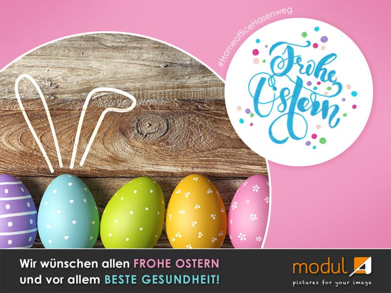 Ostergrüße mit bunten Eiern und Hasenohren vor Holzhintergrund vom Fotostudio modul A